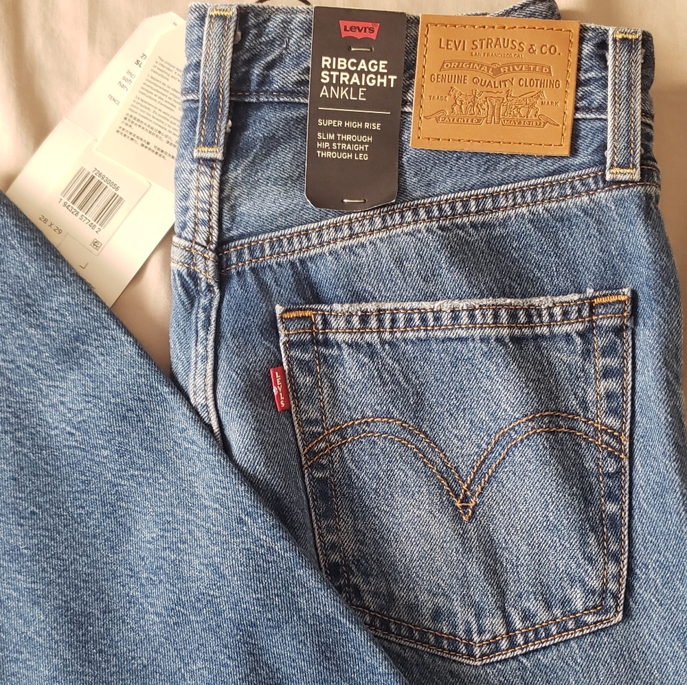 Levi's Premium Ribcage Straight Ankle Jeans